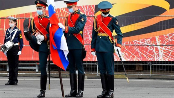 24 червня військові паради мають пройти у 28 містах Росії, а 1 липня відбудеться референдум, що може дозволити Путіну лишитися при владі до 2036 року