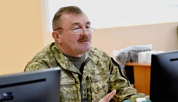Командувач ОС заявляє, що військові лишаються на позиціях з штатним озброєнням