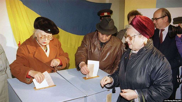 Під час голосування на Всеукраїнському референдумі за незалежність України та президентських виборах. Київ, 1 грудня 1991 року