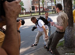 Комендант посольства Грузії б’є журналістів які фотографують акцію FEMEN