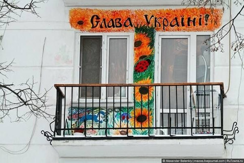 Українофобська влада в Одесі зафарбувала гасло “Слава Україні!” на відомому балконі на будинку, що на Дерибасівській