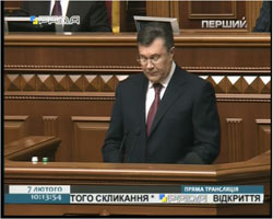 Янукович виступає у парламенті під скандування опозиції