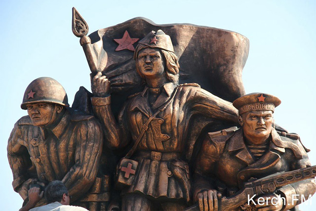 Цих карикатурних персонажів з однаковими обличчями та пропорціями «сім-на-вісім, вісім-на-сім»  ставлять в Керчі, - це неподобство називається «пам’ятником воїнам-десантникам». Фото - kerch.fm