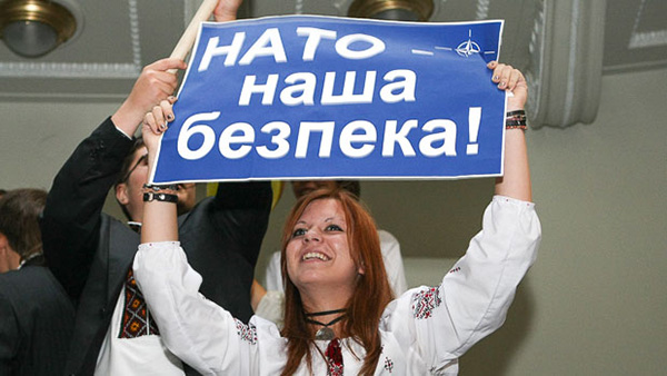 Українці вірять у напад Росії і хочуть в НАТО
