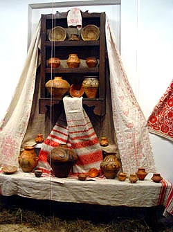 Композиція з трипільськими горщиками (історико-археологічний музей "Прадавня Аратта-Україна")