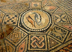Мозаїка на підлозі знайденого християнського храму