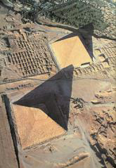 Рівні грані пірамід дають на землі чітку тінь. ЇЇ зміщення можна зміряти з великою точністю