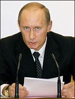 Звинувачувальну частину свого виступу Путін вимовляв, не опускаючи очей, декількома списаними від руки листками він скористався лише пізніше.