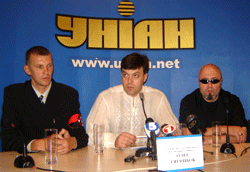 Зліва направо: Ігор Мазур, Олег Тягнибок, Андрій Середа