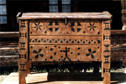 Гуцульська скриня яка, можливо, викрадена з музею в Пирогові (колекція Петра Корпанюка)