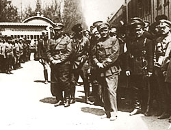 Микола Григорьєв (в центрі) на мітингу перед своїм загоном