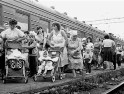 На початку травня 1986 року із Чорнобиля евакуюють дорослих і дітей. 5 травня Уряд СРСР виділив потерпілим місця в санаторіях під Києвом, в Одесі, Євпаторії (фото: УКРІНФОРМ) 