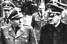 Мартін Борман ті Адольф Гітлер у супроводі офіцерів Генштабу