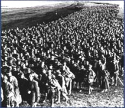 Радянські військовополонені під Харковом. Фото 1942 року