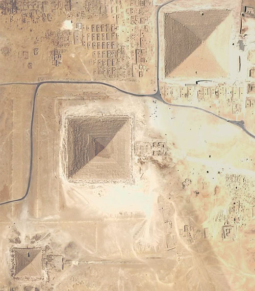 На космічному знімку добре видно чітке розташування пірамід