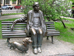 Пам`ятник народному артисту в Києві в сквері біля театру ім.І.Франка