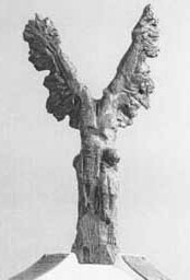Проект відомого польського скульптора Маріана Конєчного – це п’ятиметрове бронзове дерево з крильми, до стовбура якого прибиті та прив’язані колючим дротом замордовані діти