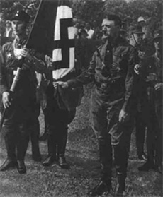 Адольф Гітлер перед освяченням партійного прапору