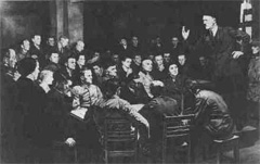 Адольф Гітлер виступає на зборах, тоді ще не численних активістів нацистської партії