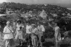 Учасники археологічної розвідки 1945 року у Пороссі з Т.С.Пассек на тлі міста Канева.