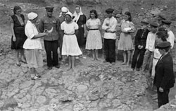 Т.С.Пассек проводить екскурсію на розкопі, 1946 рік.