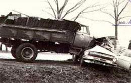 Фото з місця автокатастрофи 11 квітня 1979 року. Вантажівка розтрощила «Волгу» Леоніда Бикова