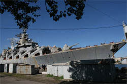 Винищувач атомних субмарин і авіаносців, крейсер “Україна”, гниє біля стінки Миколаєвського суднбудівного заводу