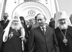 Правонастуники традицій: патріарх Алексій і мабутній партіарх Кирило із славним чекістом Володимиром Путіним