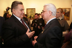 Колишній Секретар ЦК КПУ, а згодом Президент України Леонід Кравчук спілкується з Євгеном Марчуком