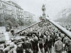 У 1968 році тисячі чехів і словків своїми тілами захищали право на демократію, живою стіною перекриваючи шлях радянським танкам