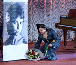 Ніна Матвієнко: “Співати тих пісень, які виконувала Квітка, я не можу... душать сльози, перекриваючи горло”. Квіти і уклін від колеги на вечорі пам`яті 28 жовтня 2008 року