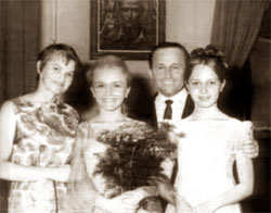 Сімейна світлина - з батьками і старшою сестрою Марією