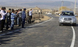 Відкриття нової дороги Тбілісі-Ахалкалакі (листопад 2010 р.). Президент махає рукою народу, перша леді за кермом, охорони не помітно. Нова дорога протяжністю 224 кілометрів, дозволить потрапити з Тбілісі в Ахалкалакі за 2.5 години, а не за 8 годин, як було раніше.