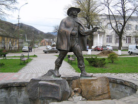 Єдиний у світі пам'ятник листоноші знаходиться у районному центрі Перечин на Закарпатті. 