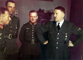 Адольф Гітлер під час наради в Полтаві 1 червня 1942 року. Другий ліворуч — командувач німецької шостої армії Фрідріх Паулюс. Фото з сайта www.histpol.pl.ua
