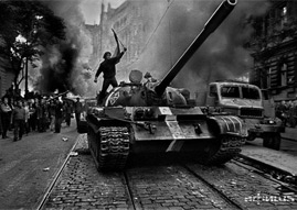 Події 1968 року в Празі. Окупація Чехословаччини радянськими військами. Йозеф Коуделка / Magnum Photos, з книги «Вторгнення 68 Прага» (Aperture, вересень 2008 р.)
