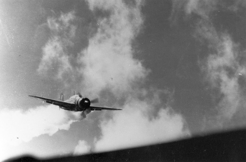 Японський бомбардувальник, за миті до зіткненням з авіаносцем «Ессекс» біля узбережжя Філіппін, 25 листопада 1944 року. (US Navy)