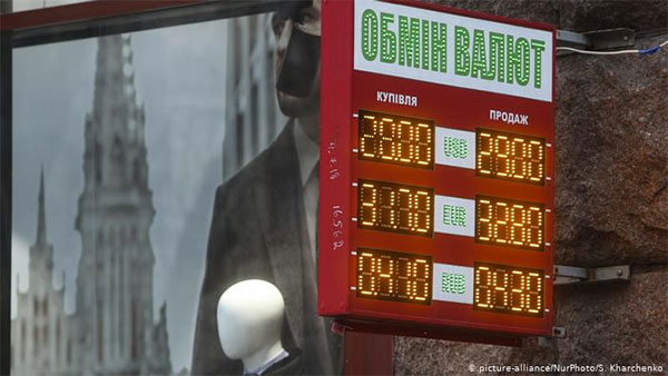 Долар по 30? Чи можна врятувати економіку України без емісії гривні