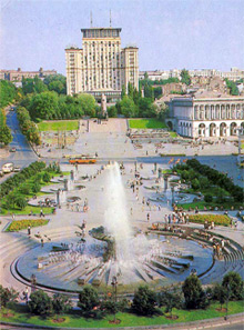 Трансформація... 1980-90-ті. Київ. Площа Жовтневої революції. Зелених насаджень поменшало.