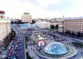 Трансформація... 2000-ні. Київ. Майдан Незалежності. Суцільне скло і бетон. Крапля зелені...