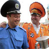 ЄВРО-2012. Голландські фани розважали харківську міліцію і виконували Гімн України на трубі