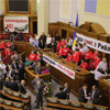 Конституційне протистояння. Опозиція блокує трибуну парламенту