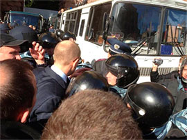 Зіткнення з міліцією під Києврадою тривають. Є затримані