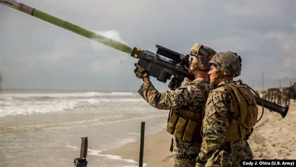 Американські морські піхотинці запускають ракету з комплекса «Стінгер» FIM- 92 під час навчать в штаті Північна Кароліна. Жовтень 2017 року